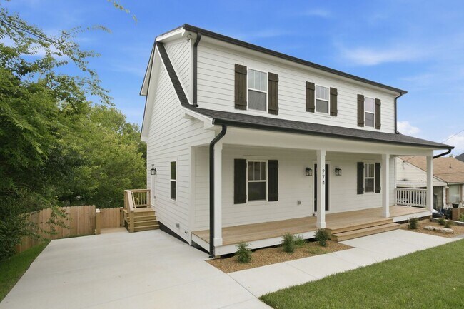 Building Photo - Spacious 5-Bedroom with Fenced Yard & Modern Amenities