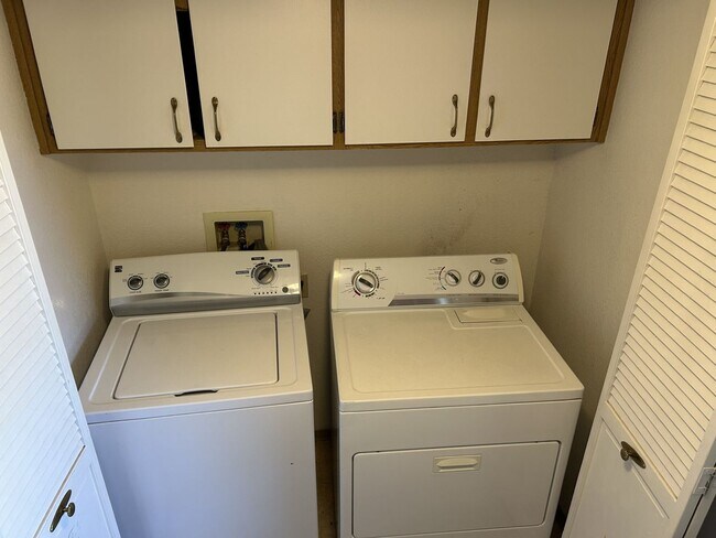 Building Photo - 2 Bedroom, 1.5 Bath 1,080 Square Foot Condo