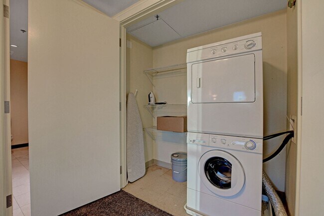 Building Photo - Sky 607-Stunning 2Bd/2Ba Residence