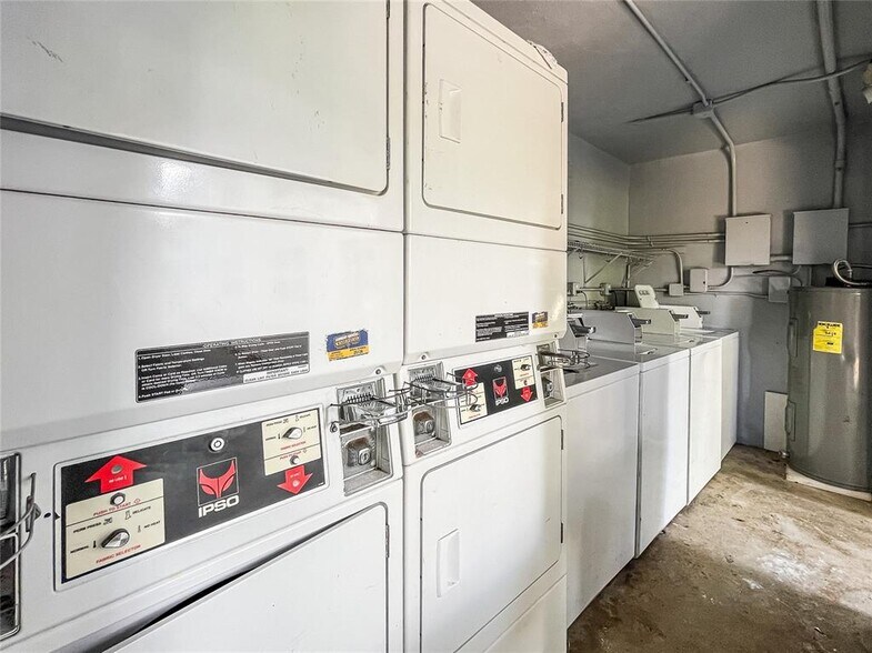 Building Photo - 2175 NE 56th St