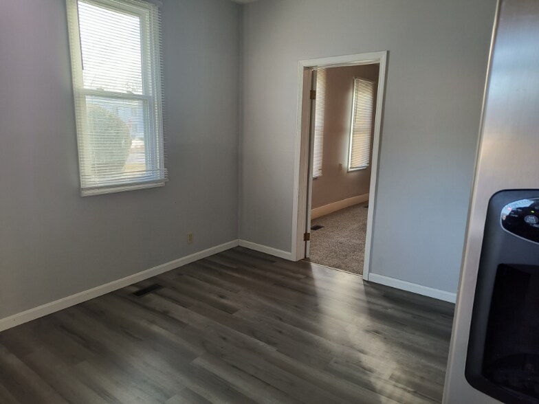 Building Photo - 2621 Mt Vernon Ave