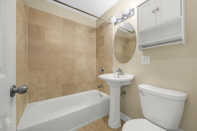 Building Photo - A Fantastic 2-bed in Fabulous Lakeview