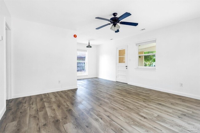 Building Photo - 22 Laurie Dr NE