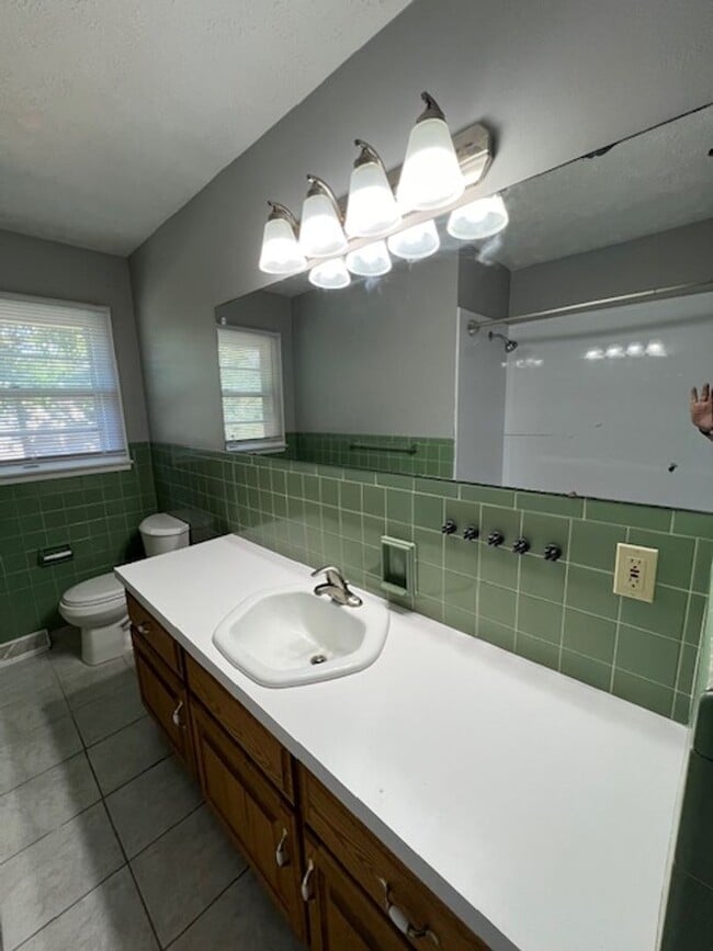 Building Photo - 3 Bedroom In Roanoke Estates!!