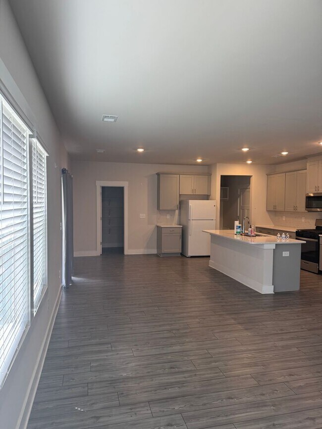 Building Photo - Great Price and location!