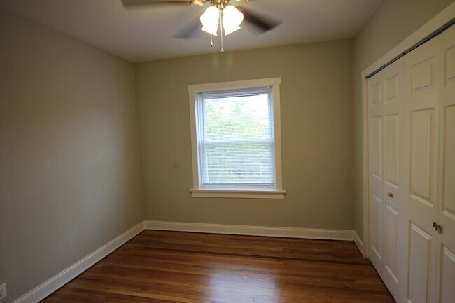 Building Photo - 3 Bed / 1 Bath Beautiful Rehabbed Apartment in Hermosa near Fullerton Bus, Restaurants & Shopping...