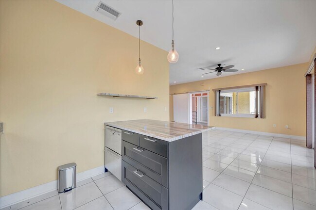 Building Photo - Stunning Annual Rental: Luxury Coastal Liv...