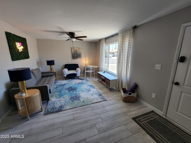 Building Photo - 630 E Julie Dr