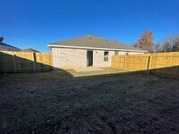 Building Photo - 3 Bed 2 Bath, 2 Car Attached Garage