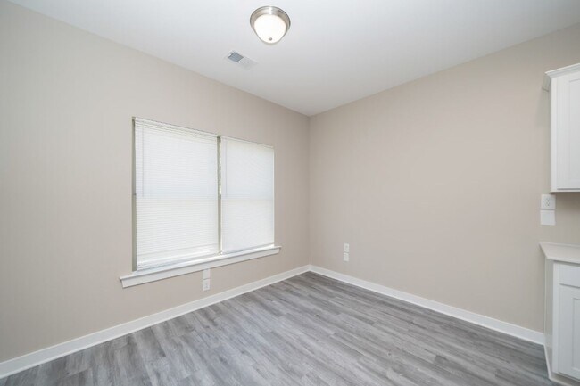 Building Photo - 5525 Blue Jay Cir