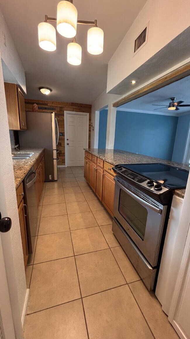 Building Photo - Charming Old Florida-Style Pool Home for Rent!