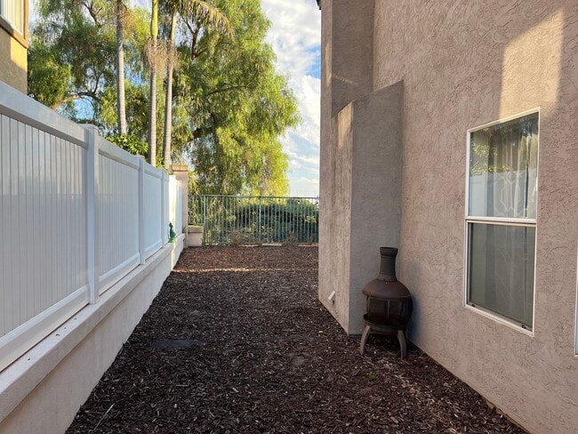 Building Photo - Spacious 4br/3ba Single Family Residence i...