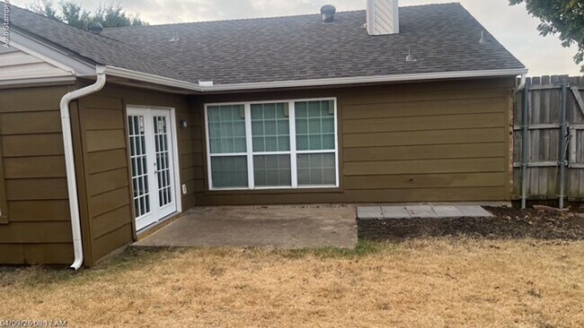 Building Photo - 501 Lantana Dr