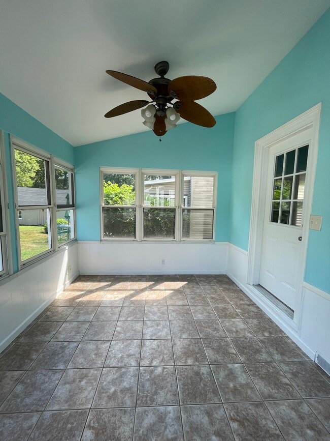 Building Photo - 2524 Oakwood Ave