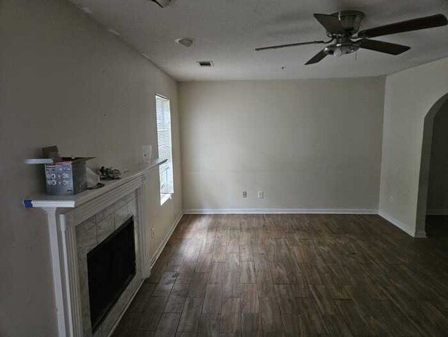 Building Photo - Spacious 3 Bedroom Town Home