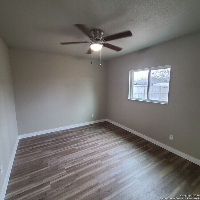 Building Photo - 3 Bedrooms 1 and 1/2 Bath