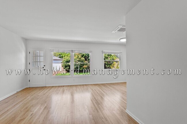 Building Photo - Home in WEST LA Cozy, Well Kept 3 Bedroom Home, Laundry & Garage, Pet Friendly, with a Yard