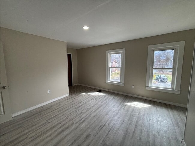 Building Photo - 373-375-375 Diven Ave