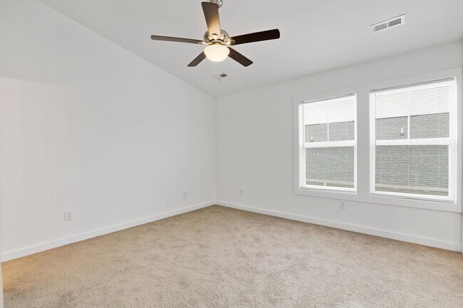 Building Photo - Large 3 story townhome near beach with community POOL and GYM!