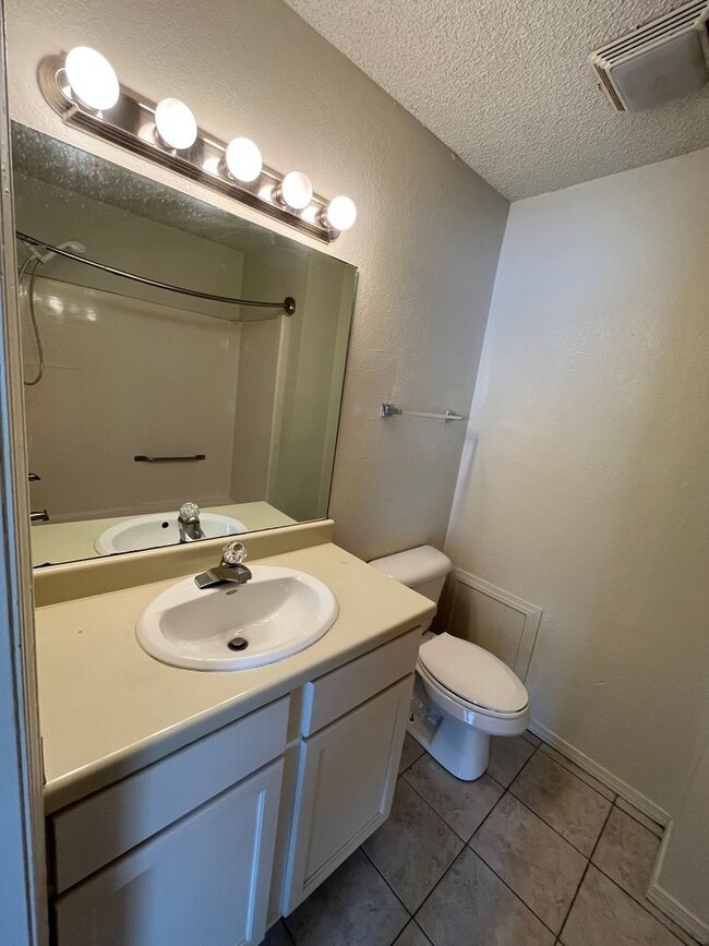 Building Photo - 3 Bedroom duplex!!