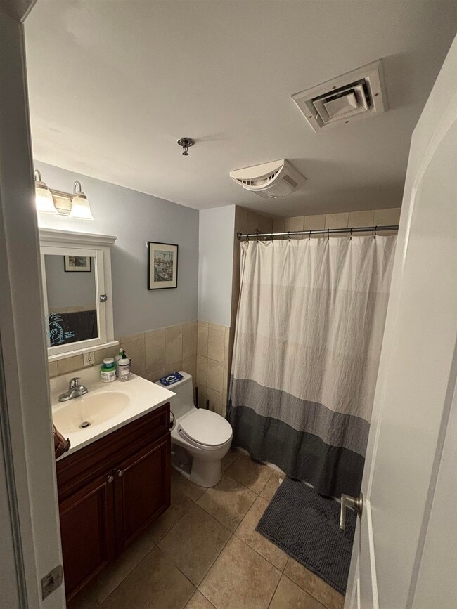 Building Photo - 528 Garden St