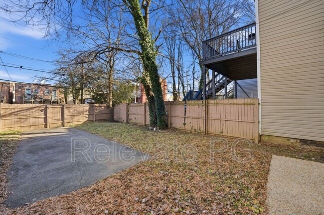 Building Photo - 2206 Parkwood Ave