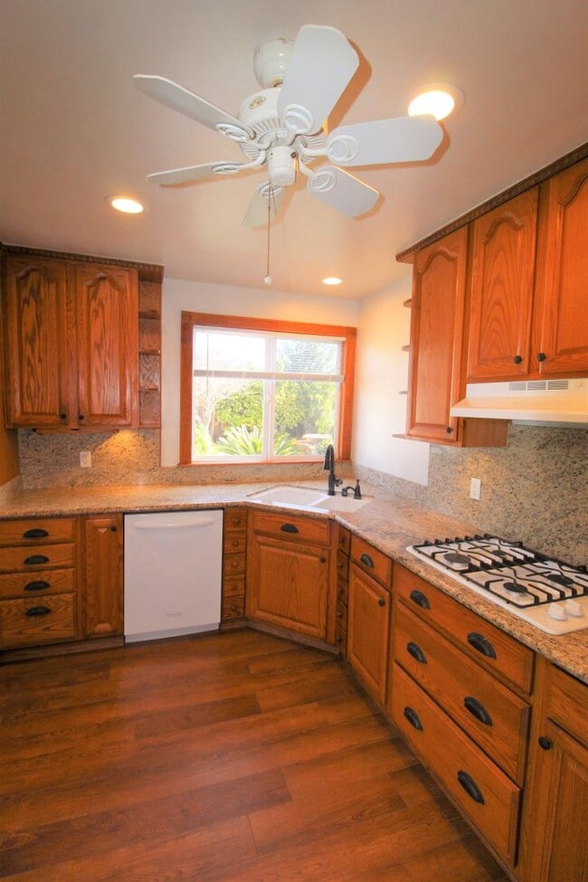 Building Photo - Quaint Midtown Ventura Home