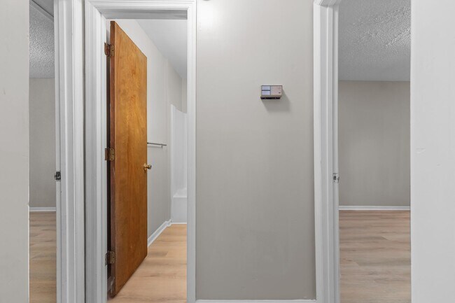 Building Photo - 2 Bedroom 1 Bathroom Duplex