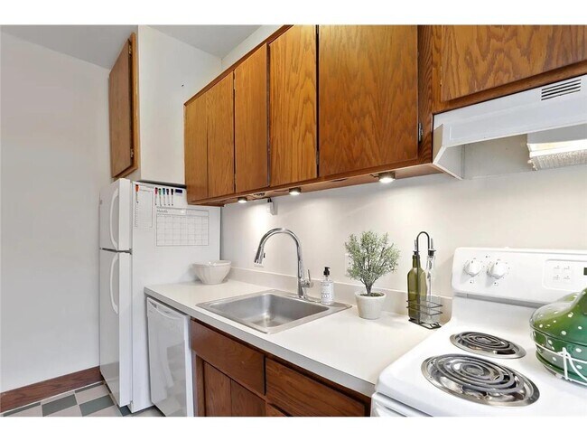 Building Photo - 385 Laurel Ave