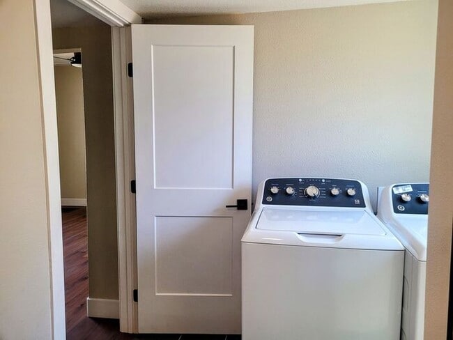 Building Photo - Downtown Cottage newly remodeled 2 Bed and...
