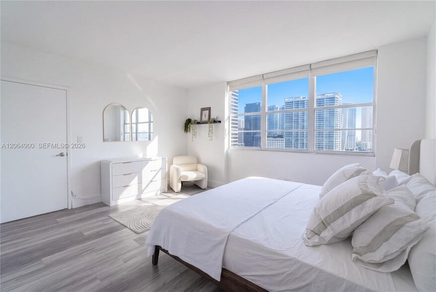 Building Photo - 801 Brickell Bay Dr