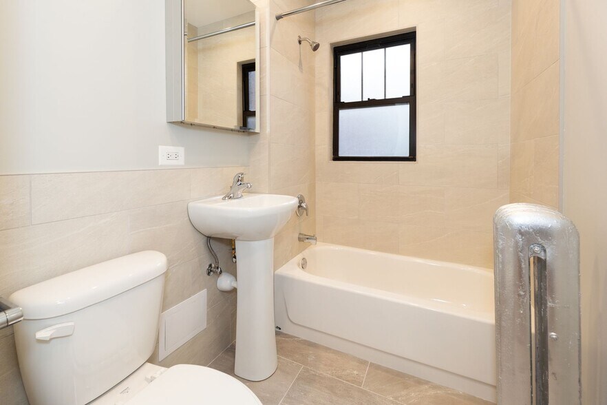 Building Photo - 520 W Cornelia Ave