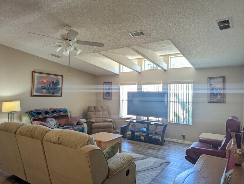 Living room - 9852 Grackle Loop