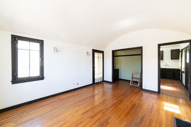 Building Photo - 836 Silverlake Blvd-