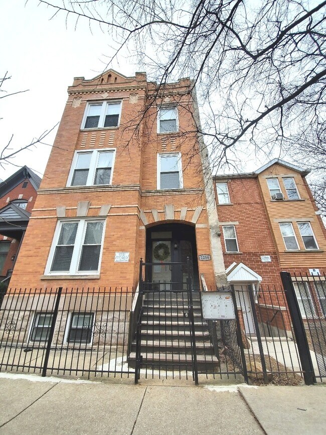 Building Photo - 1254 N Maplewood Ave