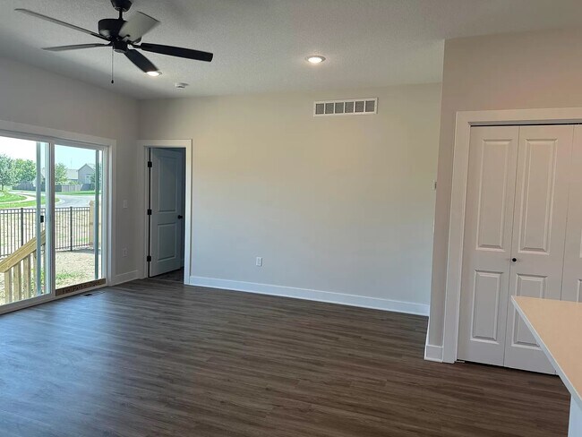 Building Photo - 1124 N Broadview Ln