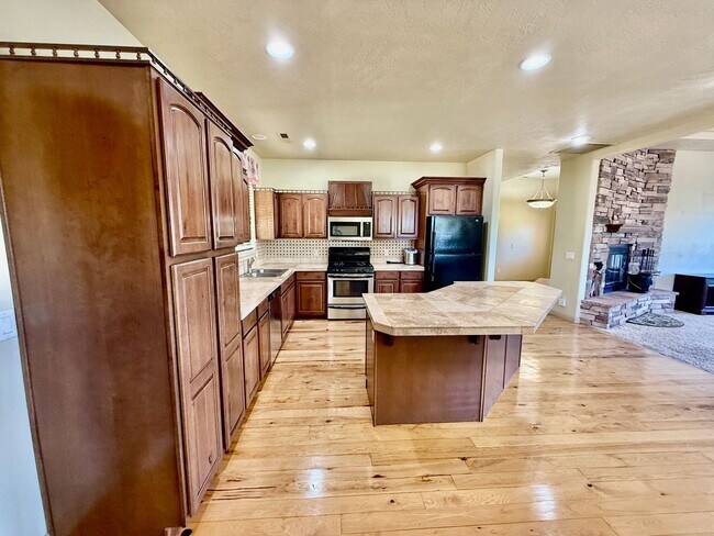 Building Photo - VIEWS in Toquerville Four Bedroom
