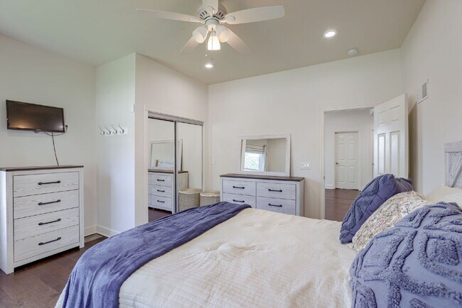 Building Photo - Blackstone Duplex