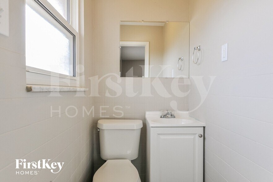 Building Photo - 8 Oak Dr