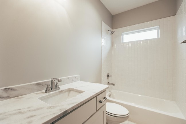 Building Photo - 2134 15th Ave N