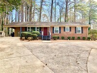 Building Photo - 211 Forest Valley Rd