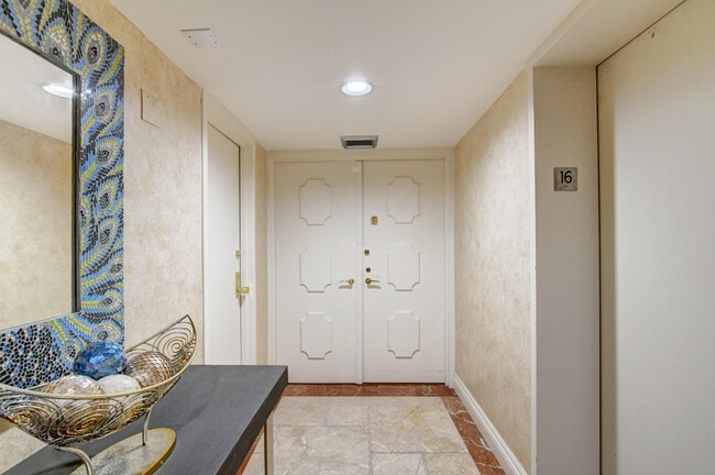 Building Photo - 250 S Ocean Blvd