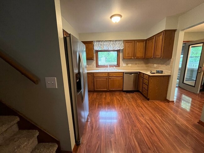 Building Photo - 556 Beaconsfield Ave