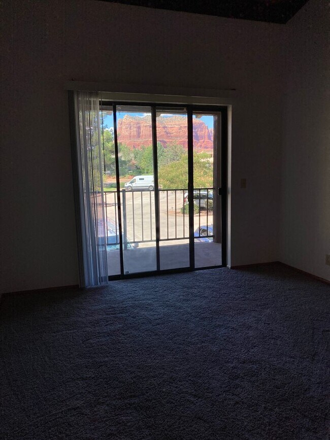 Building Photo - Gorgeous 2B/2B condo with Red Rock views, ...