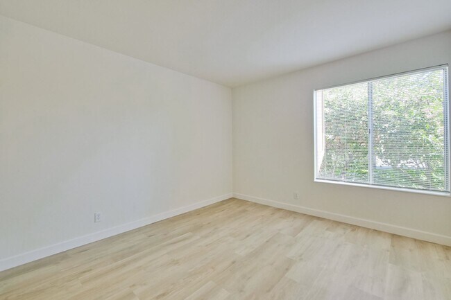 Building Photo - Beautiful 2BR 2BA downstairs condo in Moun...