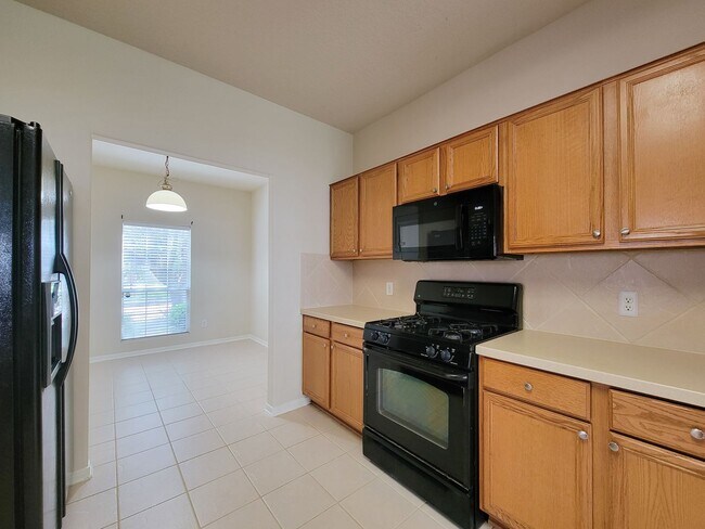 Building Photo - Well-Maintained Home with Spacious Layout ...