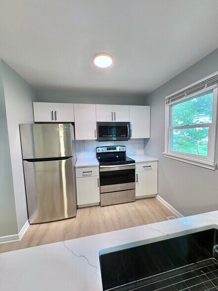 Building Photo - 1083 Cunningham Dr