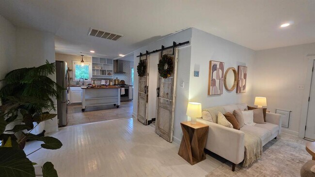 Building Photo - 2802 De Soto Dr