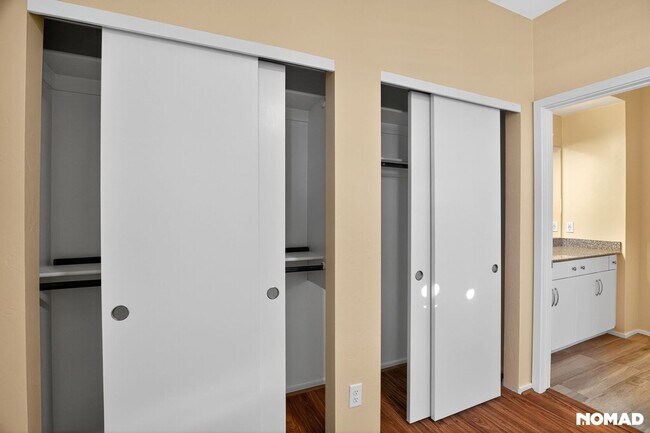 Building Photo - 841 E Park Modern Dr