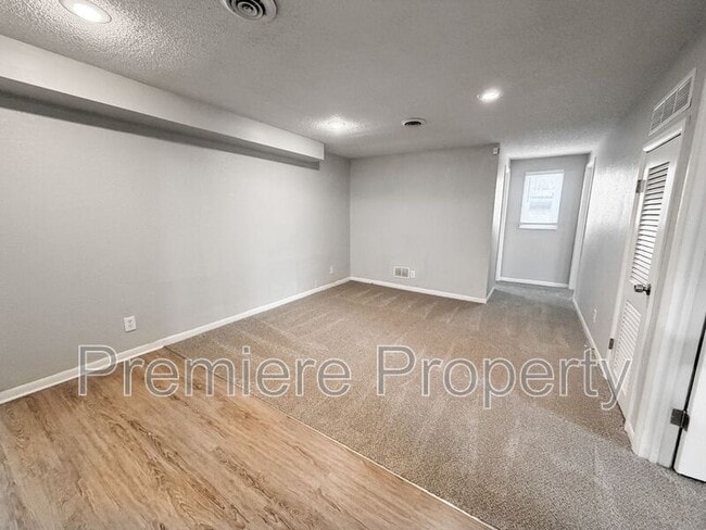 Building Photo - 1027 E Stone St